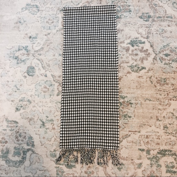 Houndstooth Scarf - Picture 3 of 4